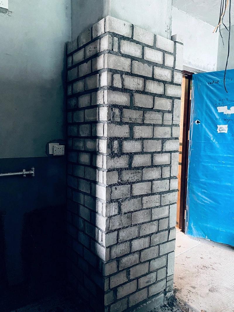 别具一格的自建房墙外烟道装饰，创意与实用的完美融合